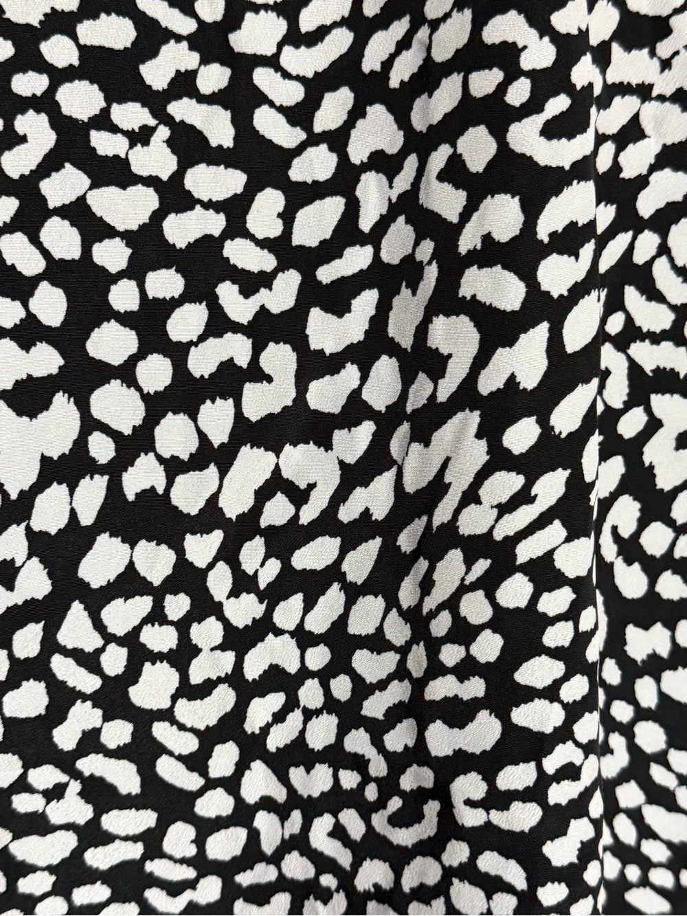 Kensie Animal Print Blouse Black White Relaxed V Neck Roll Tab 3/4 Sleeve Small - Picture 7 of 15